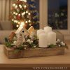 Adventní svícen na dřevěné podložce se světýlky