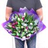 Kytice bílých a fialových tulipánů