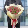 Červené tulipány v manžetě k Valentýnu